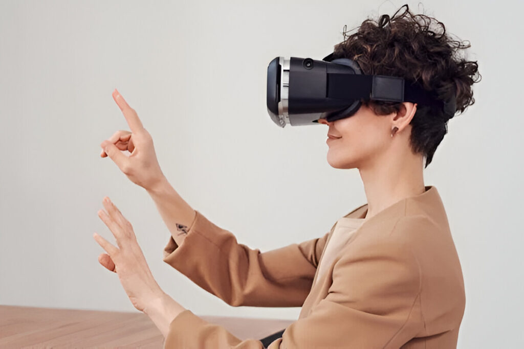 Mujer utilizando gafas de realidad virtual.