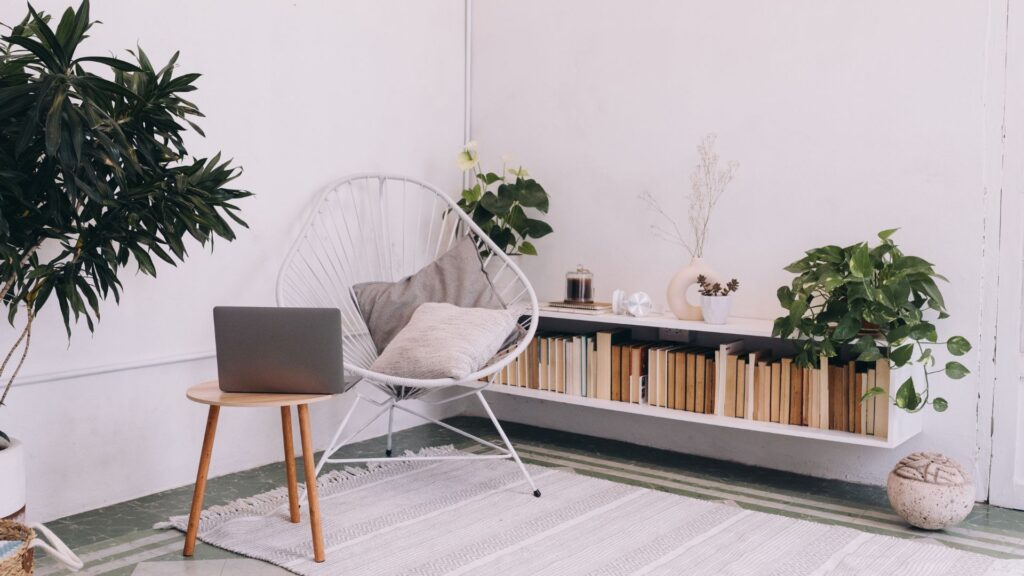 Salón de una casa con unas plantas de interior.