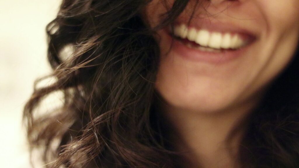 Mujer sonriendo.