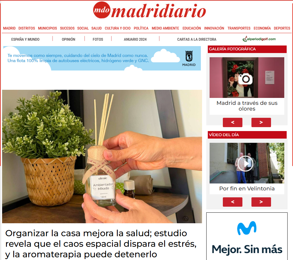 Página web de Madridiario. LA carátula enseña una mano sosteniendo un frasco de aromatizador para el hogar sobre un fondo delicado.