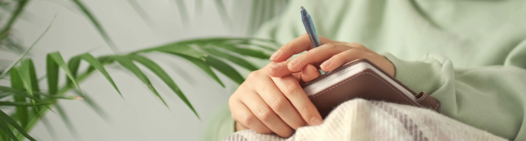 mujer joven garabatea notas en un cuaderno