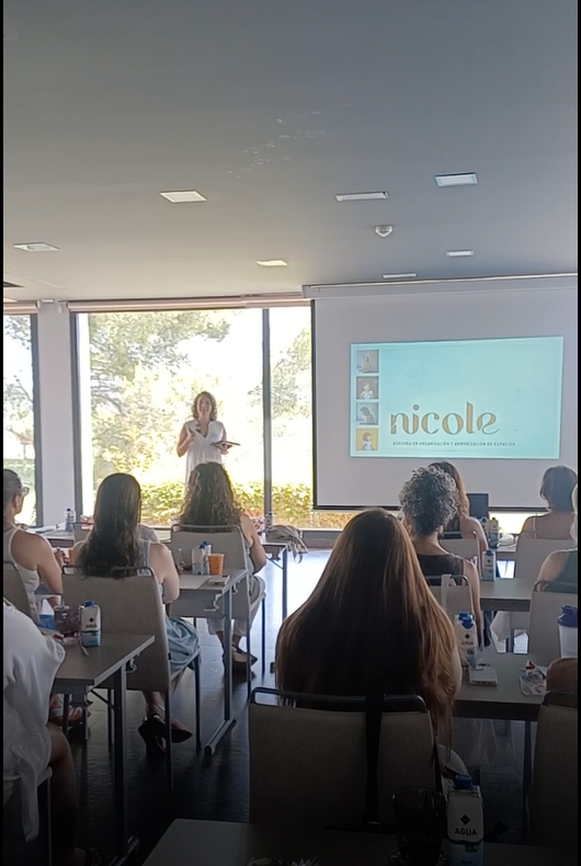 Nicole dando una charla para sobre orden y bienestar